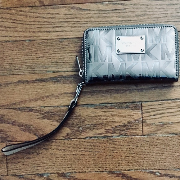 Michael Kors Handbags - MICHAEL KORS Smartphone Wristlet